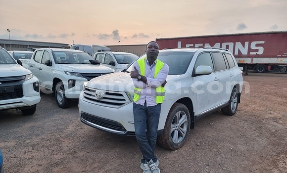 Ra Àlòkù Toyota Highlander funfun Ọkọ̀ in Accra ni Greater Accra Ra Àlòkù Toyota Highlander funfun Ọkọ̀ in Accra ni Greater Accra