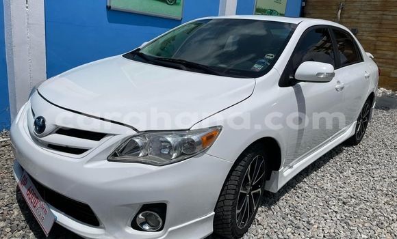 Sayi Na hannu Toyota Corolla White Mota in Accra a Greater Accra