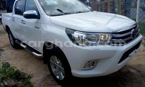 Ra Àlòkù Toyota Hilux funfun Ọkọ̀ in Accra ni Greater Accra