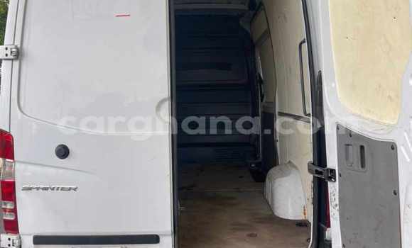 Ra Imported Mercedes‒Benz Sprinter funfun Ọkọ̀ akẹ́rù ńlá in Iwọn didun ni Oorun Ra Imported Mercedes‒Benz Sprinter funfun Ọkọ̀ akẹ́rù ńlá in Iwọn didun ni Oorun