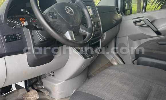 Ra Imported Mercedes‒Benz Sprinter funfun Ọkọ̀ akẹ́rù ńlá in Iwọn didun ni Oorun Ra Imported Mercedes‒Benz Sprinter funfun Ọkọ̀ akẹ́rù ńlá in Iwọn didun ni Oorun