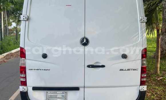 Ra Imported Mercedes‒Benz Sprinter funfun Ọkọ̀ akẹ́rù ńlá in Iwọn didun ni Oorun Ra Imported Mercedes‒Benz Sprinter funfun Ọkọ̀ akẹ́rù ńlá in Iwọn didun ni Oorun