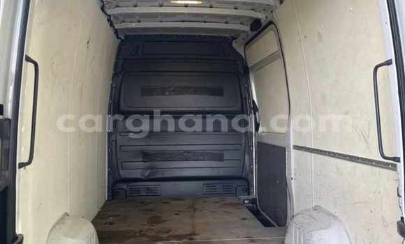 Ra Imported Mercedes‒Benz Sprinter funfun Ọkọ̀ akẹ́rù ńlá in Iwọn didun ni Oorun Ra Imported Mercedes‒Benz Sprinter funfun Ọkọ̀ akẹ́rù ńlá in Iwọn didun ni Oorun