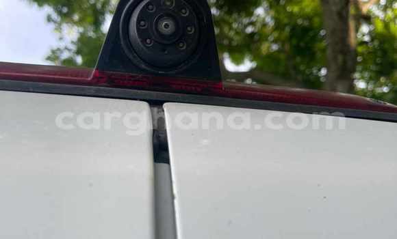 Ra Imported Mercedes‒Benz Sprinter funfun Ọkọ̀ akẹ́rù ńlá in Iwọn didun ni Oorun Ra Imported Mercedes‒Benz Sprinter funfun Ọkọ̀ akẹ́rù ńlá in Iwọn didun ni Oorun