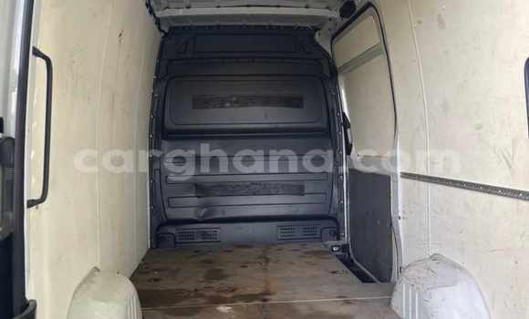 Ra Imported Mercedes‒Benz Sprinter funfun Ọkọ̀ akẹ́rù ńlá in Iwọn didun ni Oorun Ra Imported Mercedes‒Benz Sprinter funfun Ọkọ̀ akẹ́rù ńlá in Iwọn didun ni Oorun
