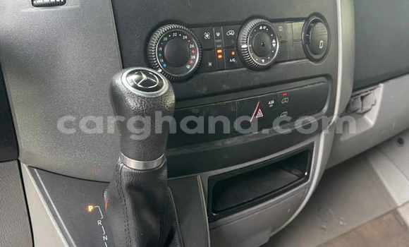 Ra Imported Mercedes‒Benz Sprinter funfun Ọkọ̀ akẹ́rù ńlá in Iwọn didun ni Oorun Ra Imported Mercedes‒Benz Sprinter funfun Ọkọ̀ akẹ́rù ńlá in Iwọn didun ni Oorun