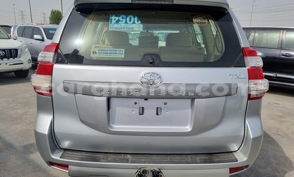 Sayi Na hannu Toyota Land Cruiser Azurfa Mota in Accra a Greater Accra Sayi Na hannu Toyota Land Cruiser Azurfa Mota in Accra a Greater Accra