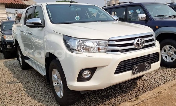 Sayi Na hannu Toyota Hilux White Mota in Accra a Greater Accra Sayi Na hannu Toyota Hilux White Mota in Accra a Greater Accra