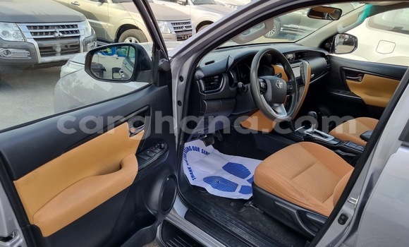 Sayi Na hannu Toyota Fortuner Azurfa Mota in Accra a Greater Accra Sayi Na hannu Toyota Fortuner Azurfa Mota in Accra a Greater Accra