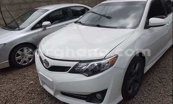 Sayi Na hannu Toyota Camry White Mota in Accra a Greater Accra