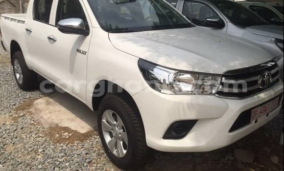 Ra Àlòkù Toyota Hilux funfun Ọkọ̀ in Accra ni Greater Accra Ra Àlòkù Toyota Hilux funfun Ọkọ̀ in Accra ni Greater Accra