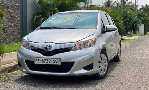 Ra Àlòkù Toyota Yaris Silver Ọkọ̀ in Accra ni Greater Accra