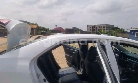Ra Àlòkù Toyota Corolla funfun Ọkọ̀ in Accra ni Greater Accra Ra Àlòkù Toyota Corolla funfun Ọkọ̀ in Accra ni Greater Accra