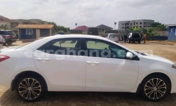 Ra Àlòkù Toyota Corolla funfun Ọkọ̀ in Accra ni Greater Accra Ra Àlòkù Toyota Corolla funfun Ọkọ̀ in Accra ni Greater Accra