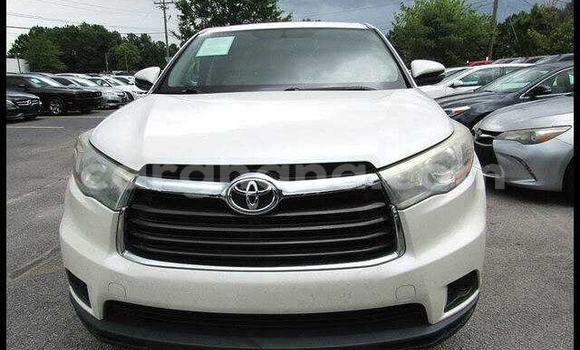 Ra Àlòkù Toyota Highlander funfun Ọkọ̀ in Accra ni Greater Accra