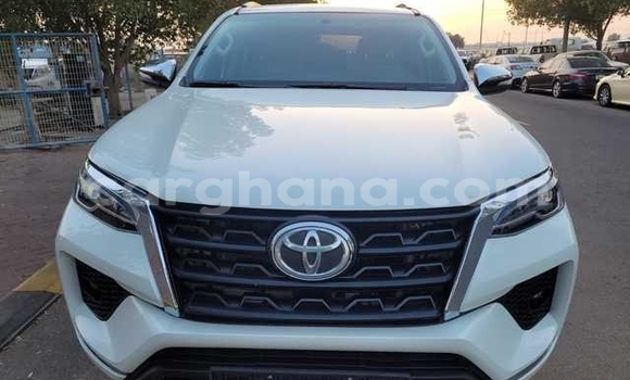 Sayi Na hannu Toyota Fortuner White Mota in Accra a Greater Accra