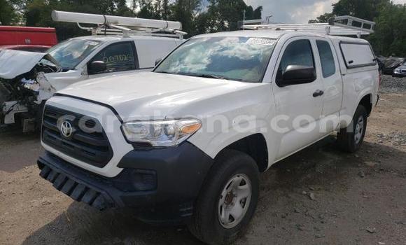 Ra Àlòkù Toyota Tacoma funfun Ọkọ̀ in Accra ni Greater Accra