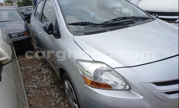 Sayi Na hannu Toyota Yaris Azurfa Mota in Accra a Greater Accra