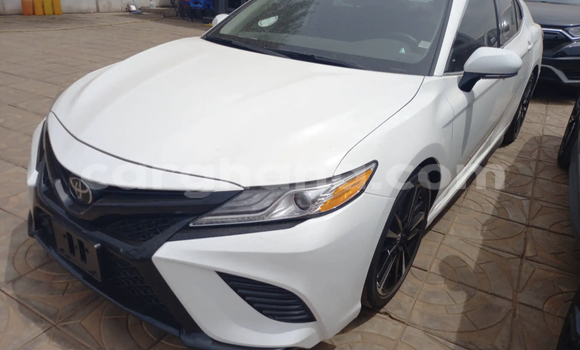 Ra Àlòkù Toyota Camry funfun Ọkọ̀ in Accra ni Greater Accra