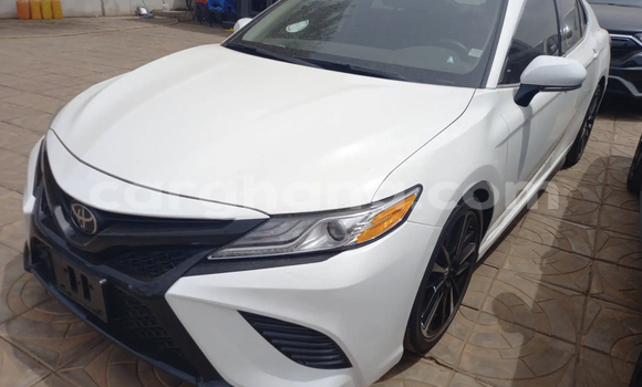 Ra Àlòkù Toyota Camry funfun Ọkọ̀ in Accra ni Greater Accra Ra Àlòkù Toyota Camry funfun Ọkọ̀ in Accra ni Greater Accra