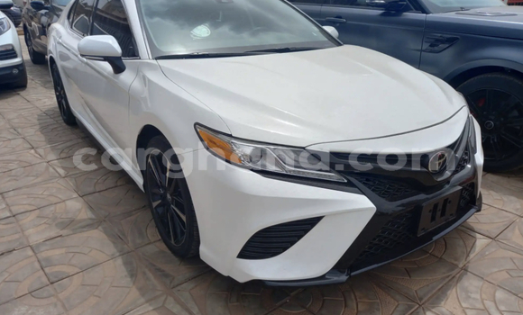 Ra Àlòkù Toyota Camry funfun Ọkọ̀ in Accra ni Greater Accra Ra Àlòkù Toyota Camry funfun Ọkọ̀ in Accra ni Greater Accra