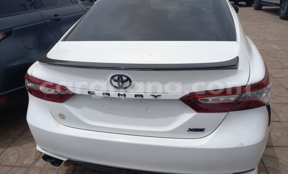 Ra Àlòkù Toyota Camry funfun Ọkọ̀ in Accra ni Greater Accra Ra Àlòkù Toyota Camry funfun Ọkọ̀ in Accra ni Greater Accra