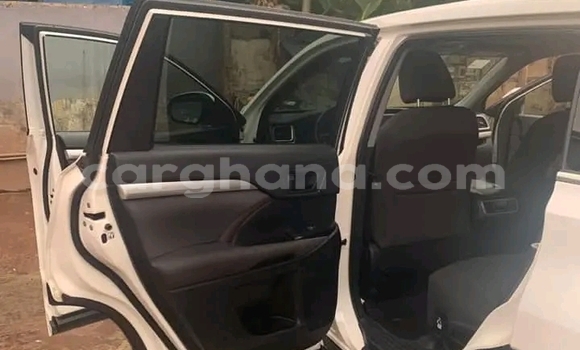Ra Àlòkù Toyota Highlander funfun Ọkọ̀ in Accra ni Greater Accra Ra Àlòkù Toyota Highlander funfun Ọkọ̀ in Accra ni Greater Accra