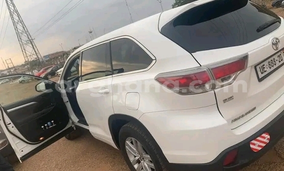 Ra Àlòkù Toyota Highlander funfun Ọkọ̀ in Accra ni Greater Accra Ra Àlòkù Toyota Highlander funfun Ọkọ̀ in Accra ni Greater Accra