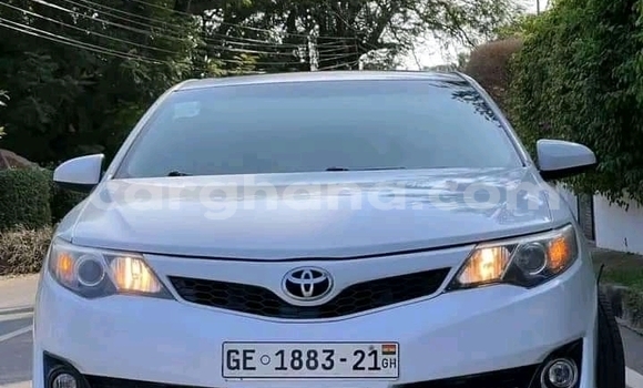 Sayi Na hannu Toyota Camry White Mota in Accra a Greater Accra Sayi Na hannu Toyota Camry White Mota in Accra a Greater Accra