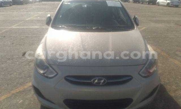 Sayi Na hannu Hyundai Accent White Mota in Accra a Greater Accra