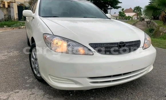 Ra Àlòkù Toyota Camry funfun Ọkọ̀ in Accra ni Greater Accra Ra Àlòkù Toyota Camry funfun Ọkọ̀ in Accra ni Greater Accra