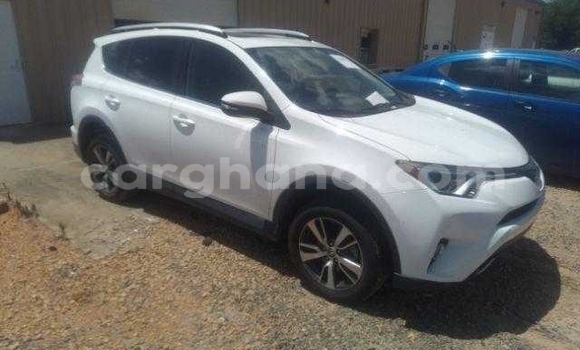 Sayi Na hannu Toyota RAV4 White Mota in Accra a Greater Accra