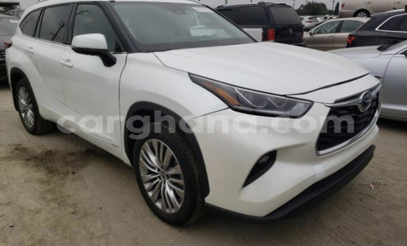 Sayi Na hannu Toyota Highlander White Mota in Accra a Greater Accra