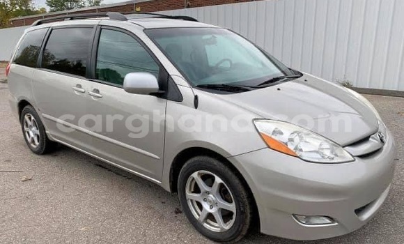 Sayi Na hannu Toyota Sienna Azurfa Mota in Accra a Greater Accra