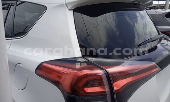 Sayi Na hannu Toyota RAV4 White Mota in Accra a Greater Accra Sayi Na hannu Toyota RAV4 White Mota in Accra a Greater Accra