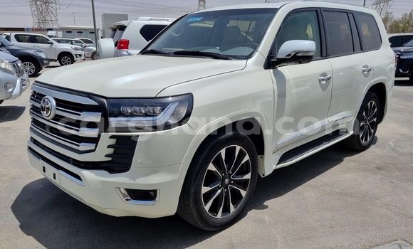 Ra Àlòkù Toyota Land Cruiser funfun Ọkọ̀ in Accra ni Greater Accra Ra Àlòkù Toyota Land Cruiser funfun Ọkọ̀ in Accra ni Greater Accra