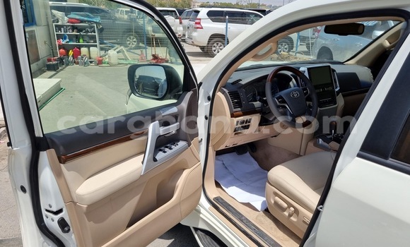 Ra Àlòkù Toyota Land Cruiser funfun Ọkọ̀ in Accra ni Greater Accra Ra Àlòkù Toyota Land Cruiser funfun Ọkọ̀ in Accra ni Greater Accra