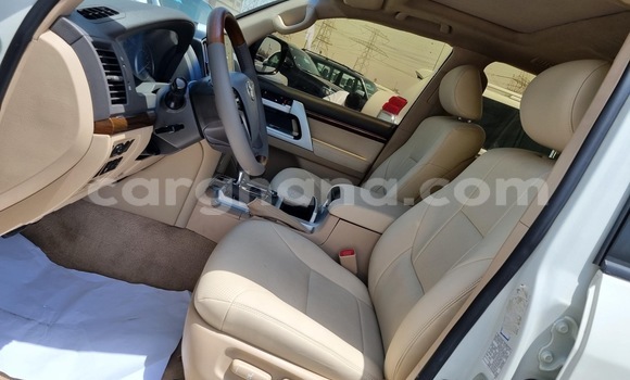 Ra Àlòkù Toyota Land Cruiser funfun Ọkọ̀ in Accra ni Greater Accra Ra Àlòkù Toyota Land Cruiser funfun Ọkọ̀ in Accra ni Greater Accra
