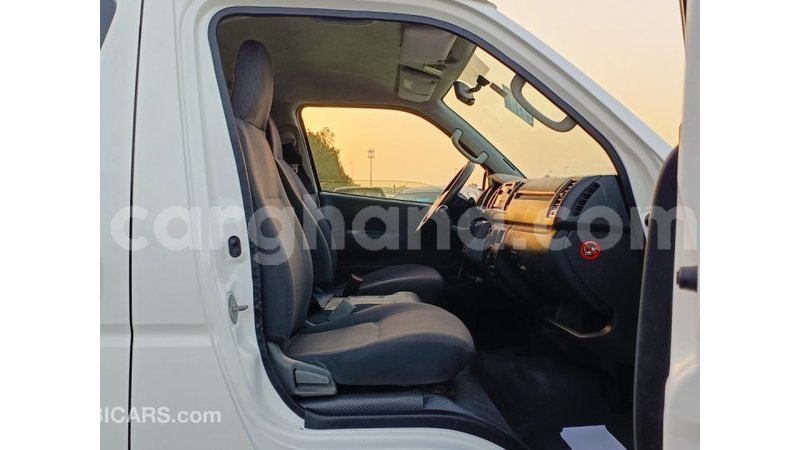 Big with watermark toyota hiace ashanti import dubai 48623