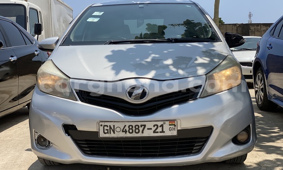 Sayi Na hannu Toyota Vitz Azurfa Mota in Accra a Greater Accra