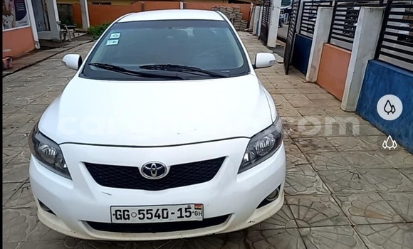 Sayi Na hannu Toyota Corolla White Mota in Accra a Greater Accra