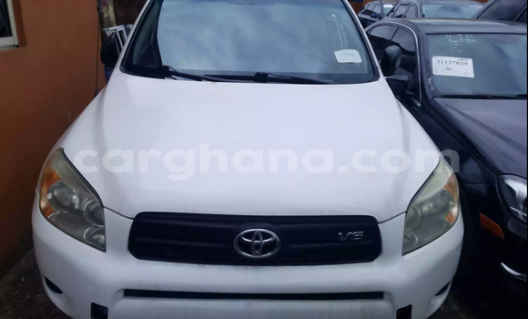 Sayi Na hannu Toyota RAV4 White Mota in Accra a Greater Accra