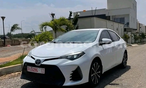 Sayi Na hannu Toyota Corolla White Mota in Accra a Greater Accra
