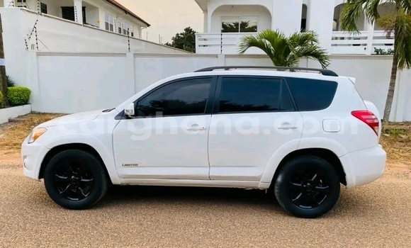 Ra Àlòkù Toyota RAV4 funfun Ọkọ̀ in Accra ni Greater Accra