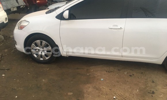 Ra Àlòkù Toyota Yaris funfun Ọkọ̀ in Accra ni Greater Accra Ra Àlòkù Toyota Yaris funfun Ọkọ̀ in Accra ni Greater Accra