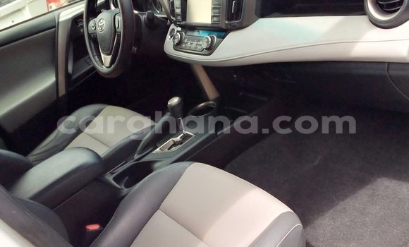 Sayi Na hannu Toyota RAV4 White Mota in Accra a Greater Accra Sayi Na hannu Toyota RAV4 White Mota in Accra a Greater Accra