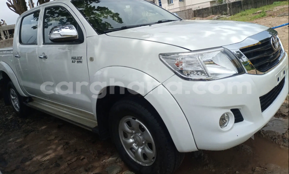 Sayi Na hannu Toyota Hilux White Mota in Accra a Greater Accra Sayi Na hannu Toyota Hilux White Mota in Accra a Greater Accra