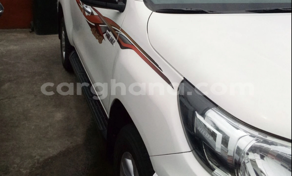 Sayi Na hannu Toyota Hilux White Mota in Accra a Greater Accra