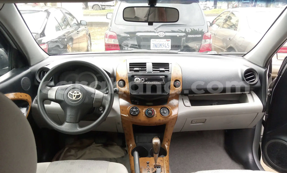 Ra Àlòkù Toyota RAV4 Silver Ọkọ̀ in Accra ni Greater Accra Ra Àlòkù Toyota RAV4 Silver Ọkọ̀ in Accra ni Greater Accra
