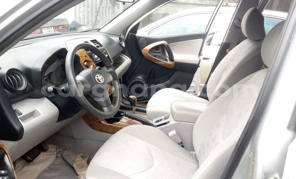 Ra Àlòkù Toyota RAV4 Silver Ọkọ̀ in Accra ni Greater Accra Ra Àlòkù Toyota RAV4 Silver Ọkọ̀ in Accra ni Greater Accra